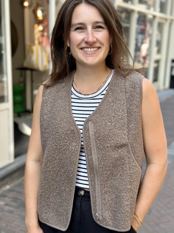 Nissa_1_Waistcoat_5