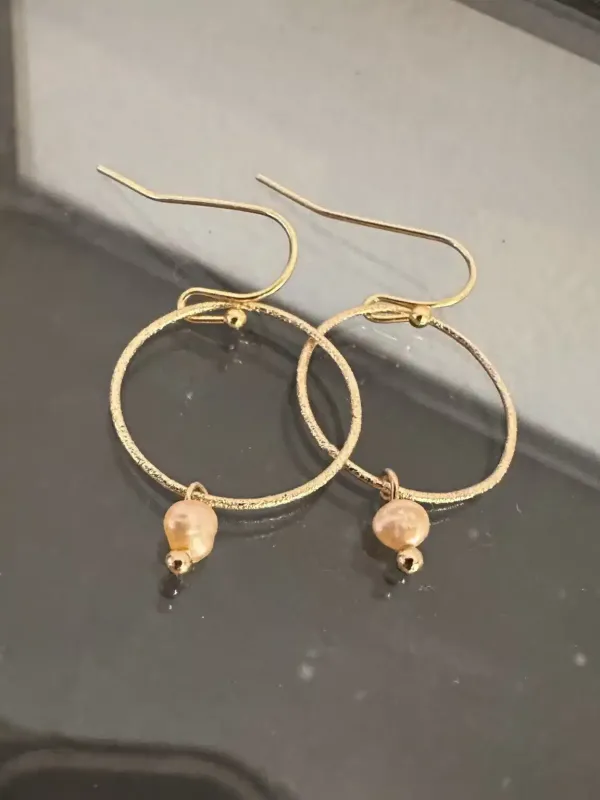 Oorbellen_met_gezandstraalde_ring_en_gemstone_aubergine_8