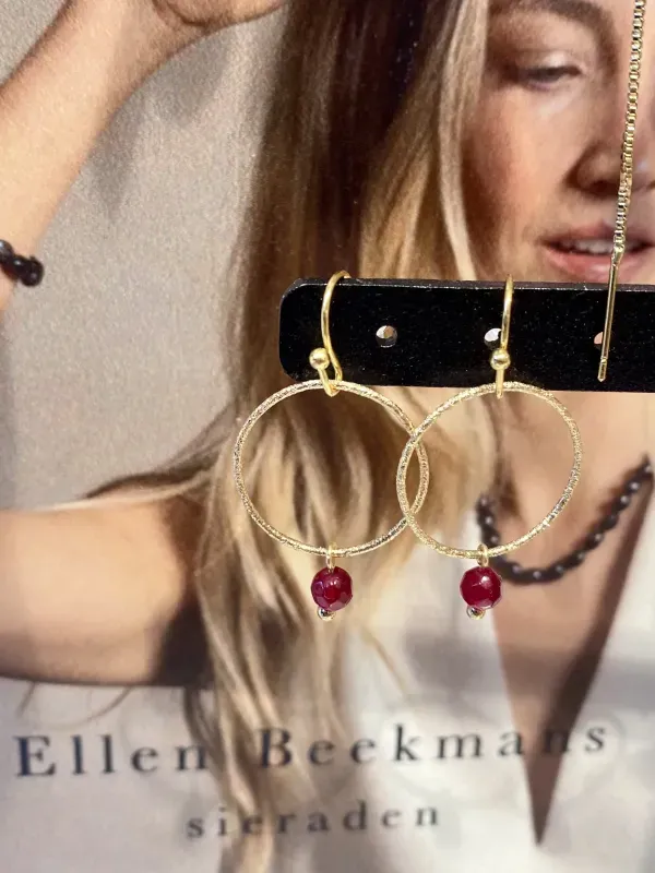 Oorbellen_met_gezandstraalde_ring_en_gemstone_bordeaux_3