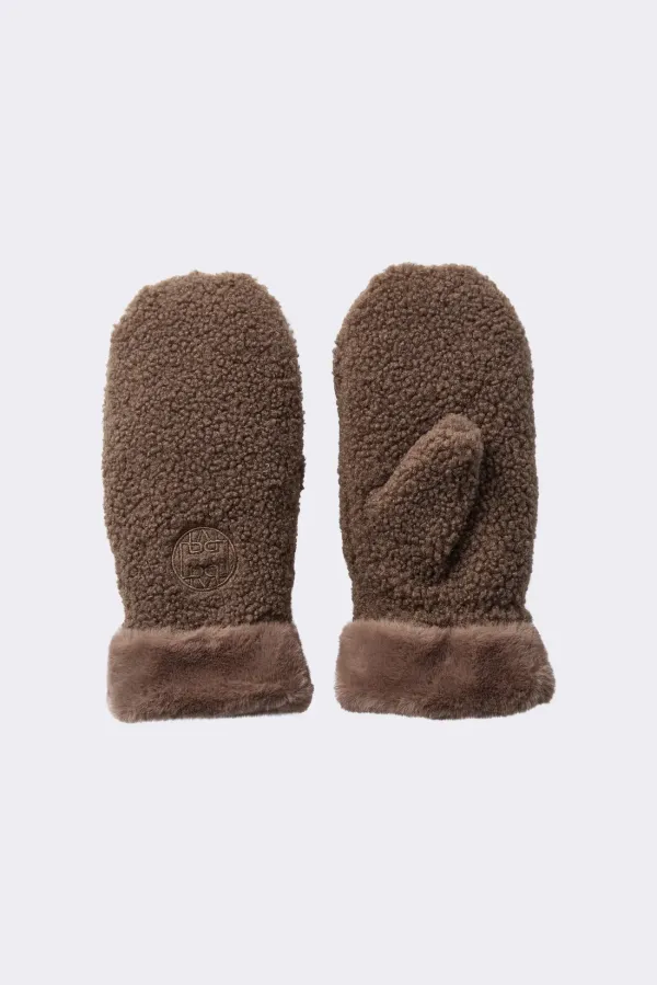 Synne_1_Gloves