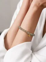 Armbandje_met_gemstone_balletjes__grijs