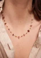 Fijn_kort_kettinkje_met_ongelijke_edelsteentjes_in_warm_roze_3