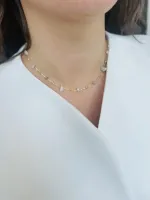 Fijn_kort_kettinkje_met_ongelijke_edelsteentjes_in_zeegroen_1