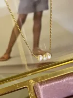 Fijne_ketting_met_3_pareltjes_2