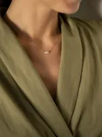 Fijne_ketting_met_3_pareltjes_3