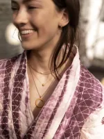 Fijne_ketting_met_3_pareltjes_4