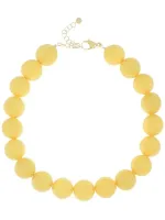 Korte_ketting_met_grote_ronde_kralen_geel