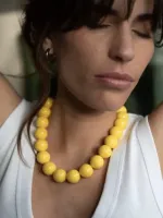 Korte_ketting_met_grote_ronde_kralen_geel_1