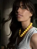 Korte_ketting_met_grote_ronde_kralen_geel_3