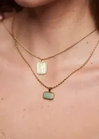 Korte_ketting_met_rechthoek_hanger_met_gemstone_2