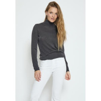 Lania_Roll_Neck_Pull