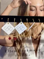 Oorbellen_met_gezandstraalde_ring_en_gemstone_bordeaux_2