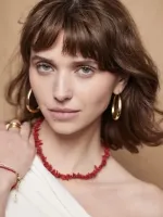 Rode_koraal_ketting_met_gouden_munt