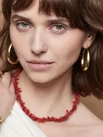 Rode_koraal_ketting_met_gouden_munt_1