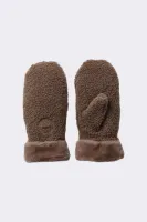 Synne_1_Gloves